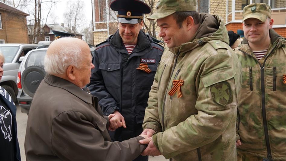 В Архангельской области военнослужащие и сотрудники Росгвардии присоединились к патриотической акции «Парад у дома ветерана»