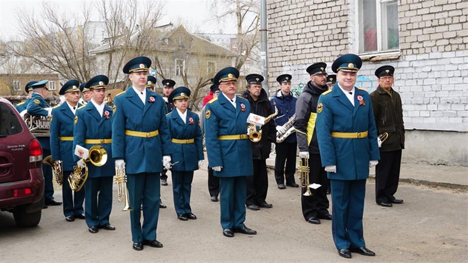 В Архангельской области военнослужащие и сотрудники Росгвардии присоединились к патриотической акции «Парад у дома ветерана»