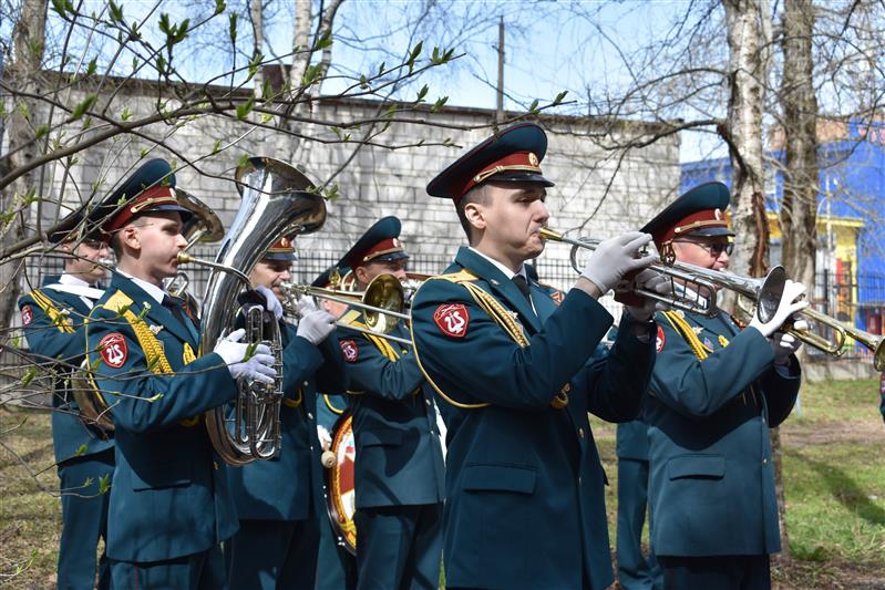 Военный оркестр Росгвардии провел акцию «Парад у дома ветерана» в Сыктывкаре