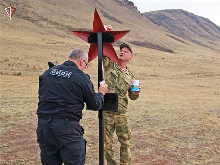 В Хакасии росгвардейцы облагораживают памятные стелы в местах гибели курсантов Бирмской военной авиашколы пилотов