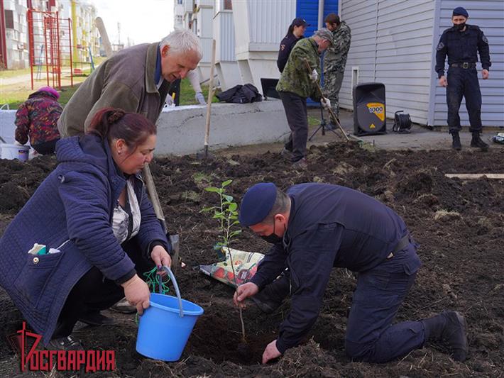 Росгвардия приняла участие в благоустройстве улицы Героя России Алексея Рыбака в Иркутске