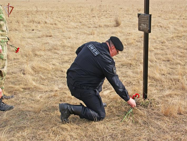 В Хакасии росгвардейцы облагораживают памятные стелы в местах гибели курсантов Бирмской военной авиашколы пилотов