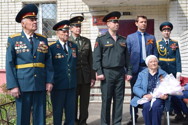 Саровские росгвардейцы провели «Парад у дома ветерана»