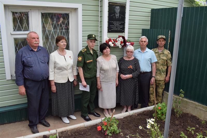 В Татарстане установили мемориальную доску Герою России лейтенанту Алексею Козину, погибшему при исполнении воинского долга