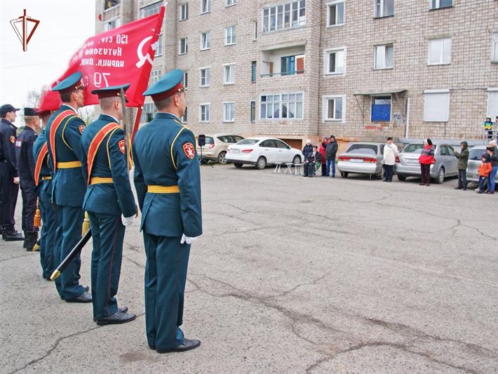 В Хакасии росгвардейцы прошли торжественным маршем у дома ветерана Великой Отечественной войны Льва Яроша