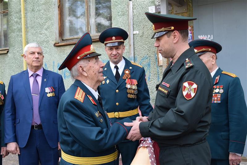 Саровские росгвардейцы провели «Парад у дома ветерана»