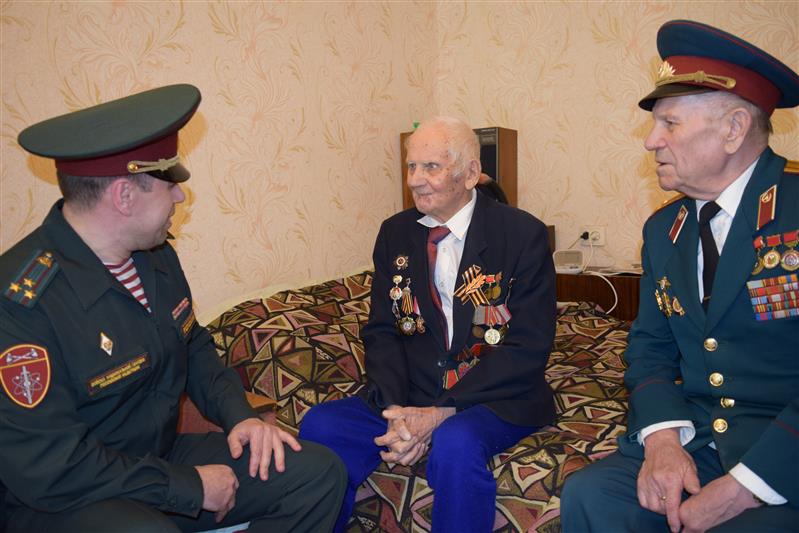 Саровские росгвардейцы провели «Парад у дома ветерана»