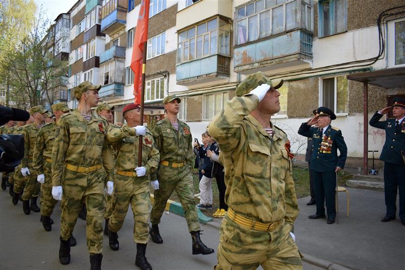 В Приволжье росгвардейцы провели патриотическую акцию «Парад у дома ветерана»