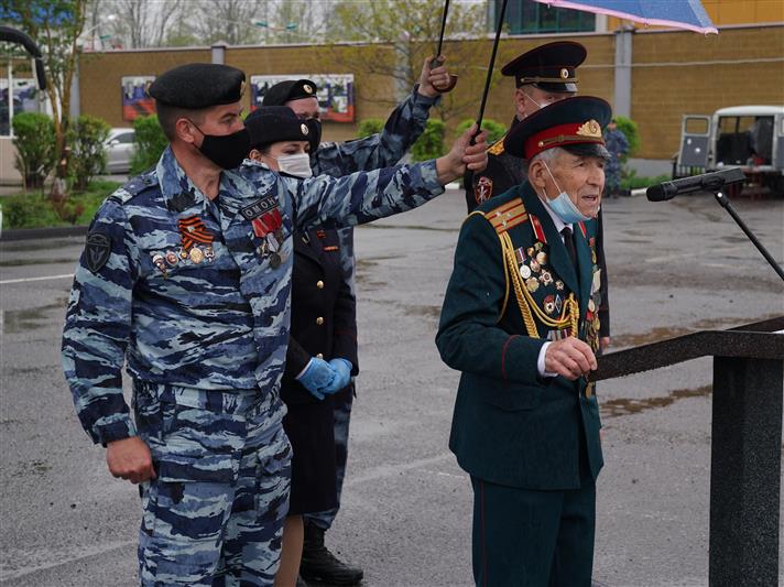 Персональным парадом для ветерана Великой Отечественной войны прошли росгвардейцы в Белгороде