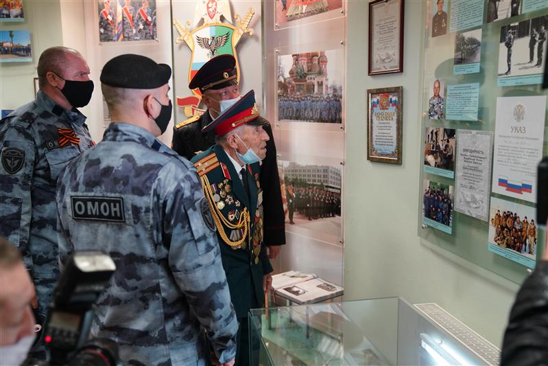 Персональным парадом для ветерана Великой Отечественной войны прошли росгвардейцы в Белгороде