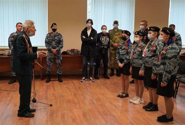 Персональным парадом для ветерана Великой Отечественной войны прошли росгвардейцы в Белгороде