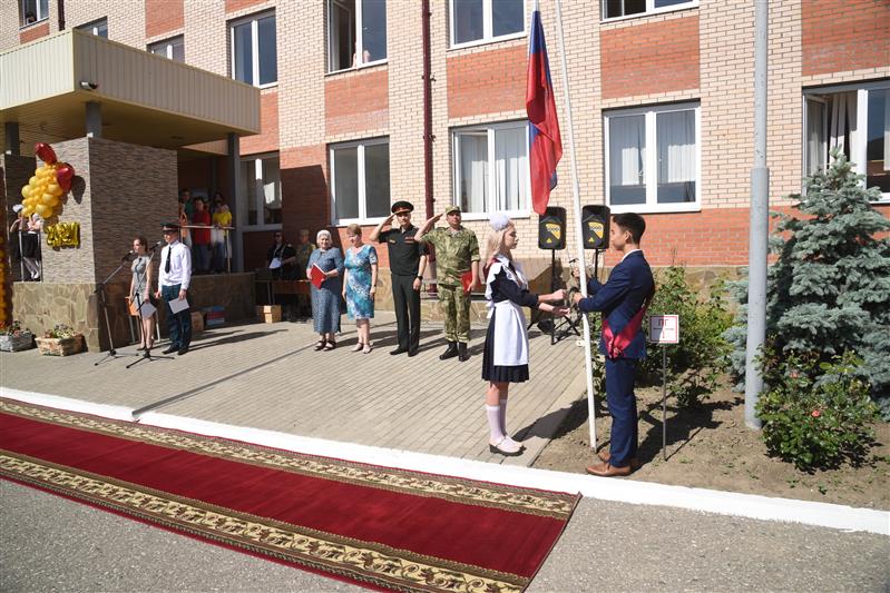 В ГРОЗНОМ СОСТОЯЛСЯ ПОСЛЕДНИЙ ЗВОНОК ДЛЯ ВЫПУСКНИКОВ ШКОЛЫ РОСГВАРДИИ