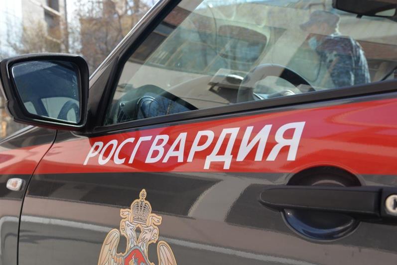 В Екатеринбурге сотрудники Росгвардии задержали правонарушителя, находящегося в федеральном розыске 