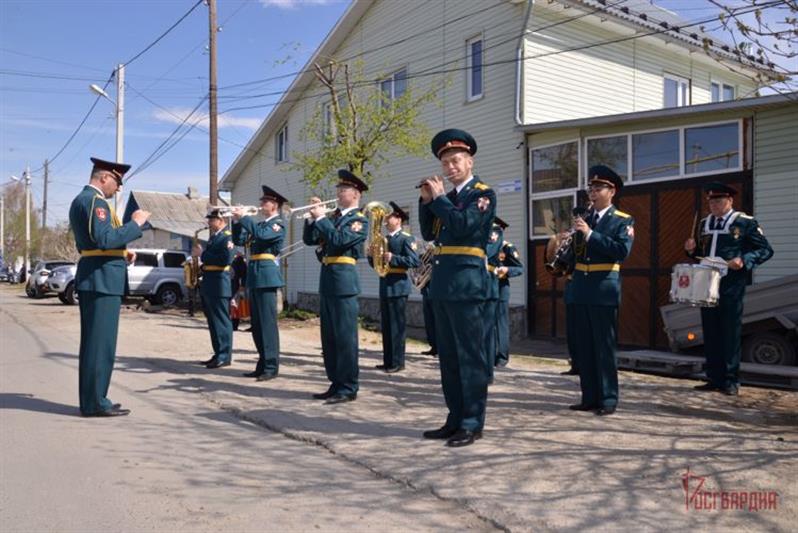 В Екатеринбурге сотрудники Росгвардии поздравили труженицу тыла  и ветерана ведомства с Днем Победы