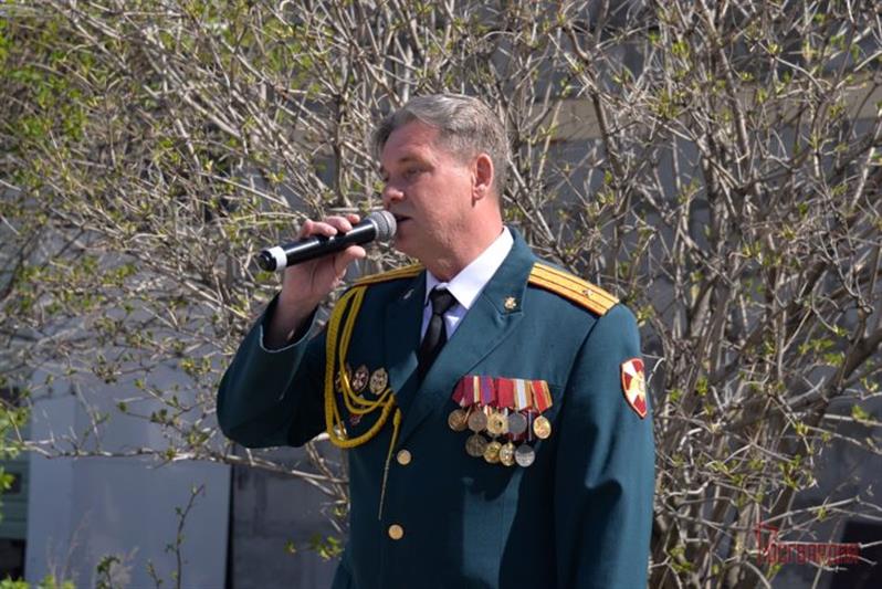 В Екатеринбурге сотрудники Росгвардии поздравили труженицу тыла  и ветерана ведомства с Днем Победы