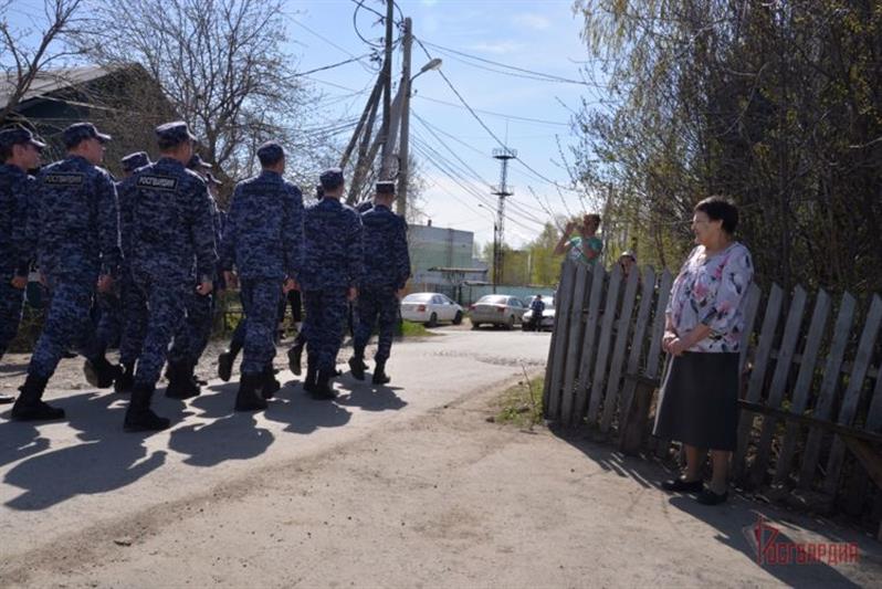 В Екатеринбурге сотрудники Росгвардии поздравили труженицу тыла  и ветерана ведомства с Днем Победы