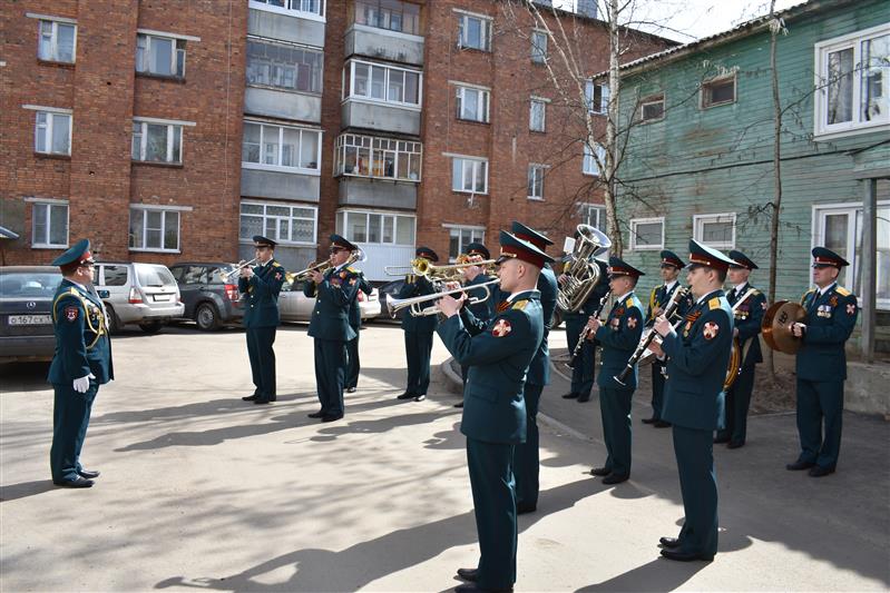 Военный оркестр Росгвардии провел акцию «Парад у дома ветерана» в Сыктывкаре