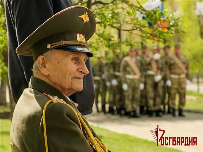 На Урале всероссийскую  ведомственную акцию «Парад у дома ветерана» поддержали в Екатеринбурге, Кургане и Тюмени