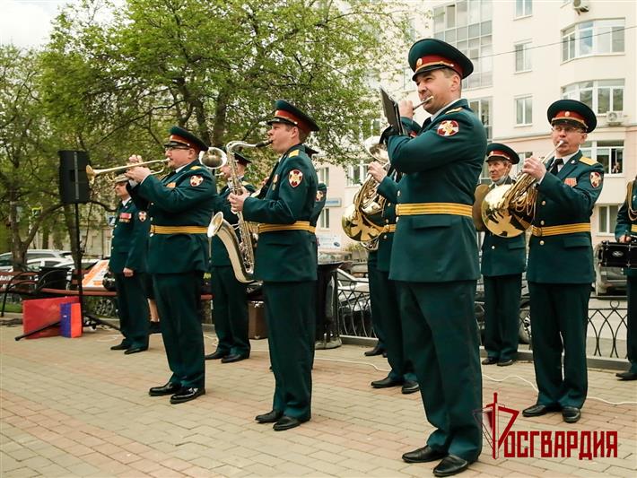 На Урале всероссийскую  ведомственную акцию «Парад у дома ветерана» поддержали в Екатеринбурге, Кургане и Тюмени