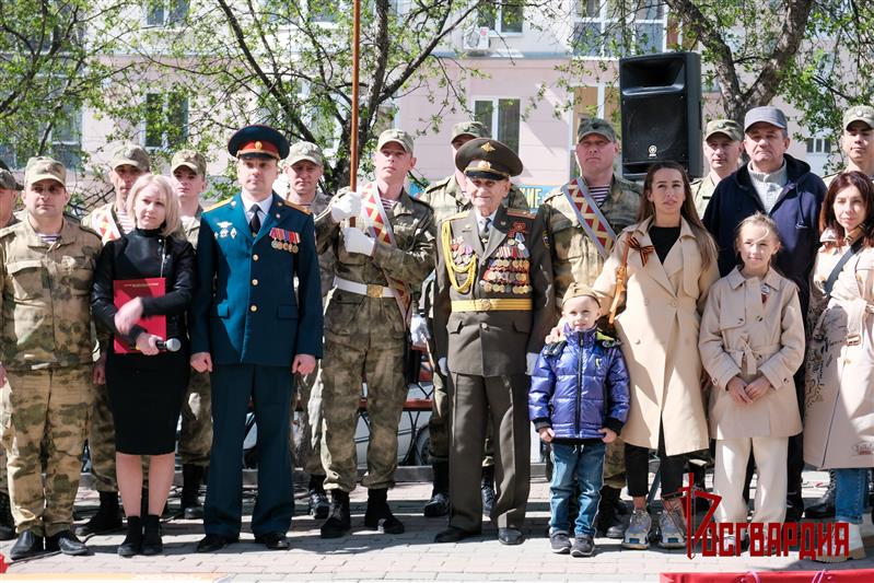 На Урале всероссийскую  ведомственную акцию «Парад у дома ветерана» поддержали в Екатеринбурге, Кургане и Тюмени