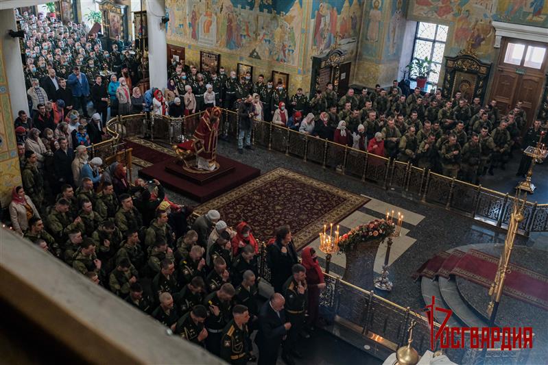 Военнослужащие Уральского округа Росгвардии – участники Парада Победы приняли участие в традиционной божественной литургии в Свято-Троицком кафедральном соборе