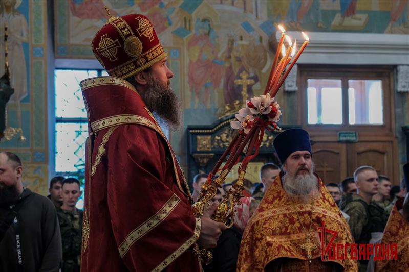 Военнослужащие Уральского округа Росгвардии – участники Парада Победы приняли участие в традиционной божественной литургии в Свято-Троицком кафедральном соборе