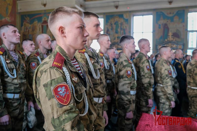 Военнослужащие Уральского округа Росгвардии – участники Парада Победы приняли участие в традиционной божественной литургии в Свято-Троицком кафедральном соборе