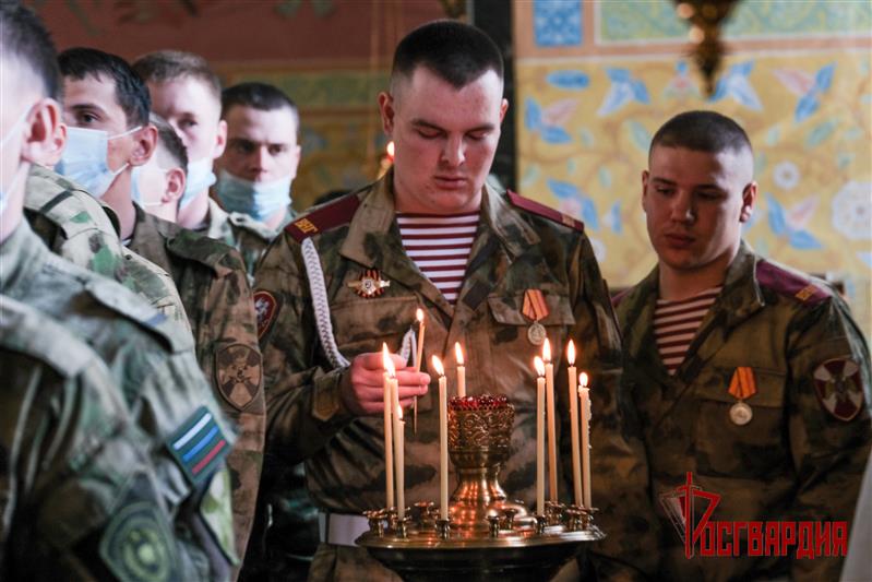 Военнослужащие Уральского округа Росгвардии – участники Парада Победы приняли участие в традиционной божественной литургии в Свято-Троицком кафедральном соборе