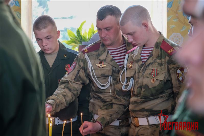 Военнослужащие Уральского округа Росгвардии – участники Парада Победы приняли участие в традиционной божественной литургии в Свято-Троицком кафедральном соборе
