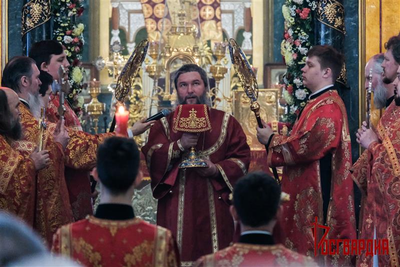 Военнослужащие Уральского округа Росгвардии – участники Парада Победы приняли участие в традиционной божественной литургии в Свято-Троицком кафедральном соборе