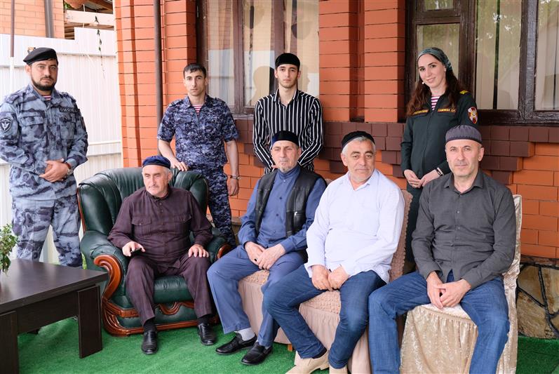 В Ингушетии росгвардейцы навестили семью погибшего сослуживца