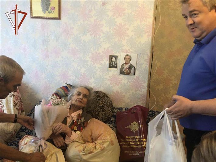 В Зауралье росгвардейцы поздравили со 100-летним юбилеем ветерана органов правопорядка
