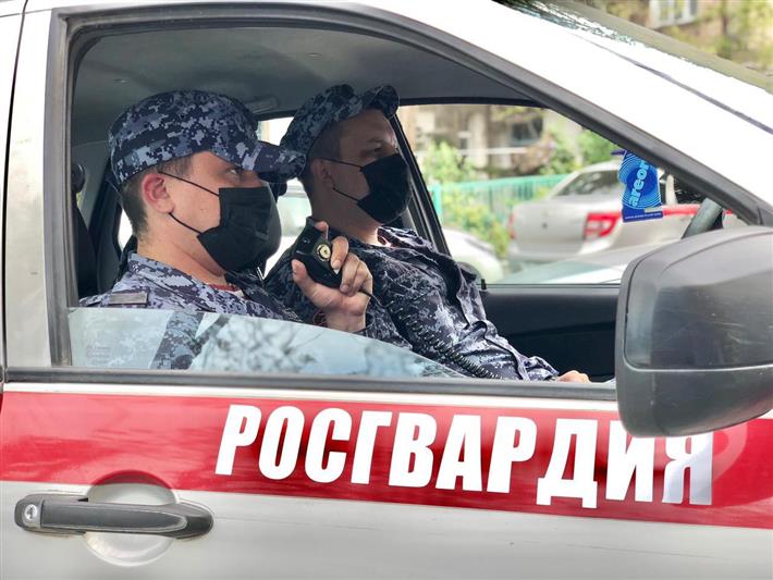 Росгвардейцы задержали мужчину, подозреваемого в нападении с ножом на жителя Севастополя
