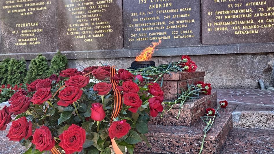 В Севастополе представители Росгвардии совместно с журналистами возложили цветы к вечному огню