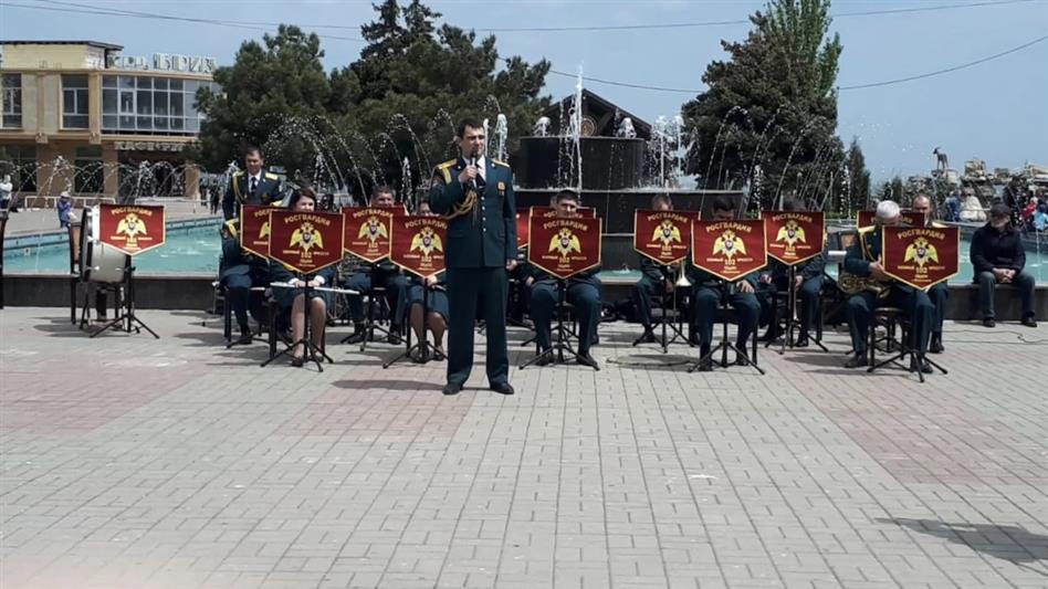В Каспийске в честь майских праздников состоялся концерт  военного оркестра Росгвардии
