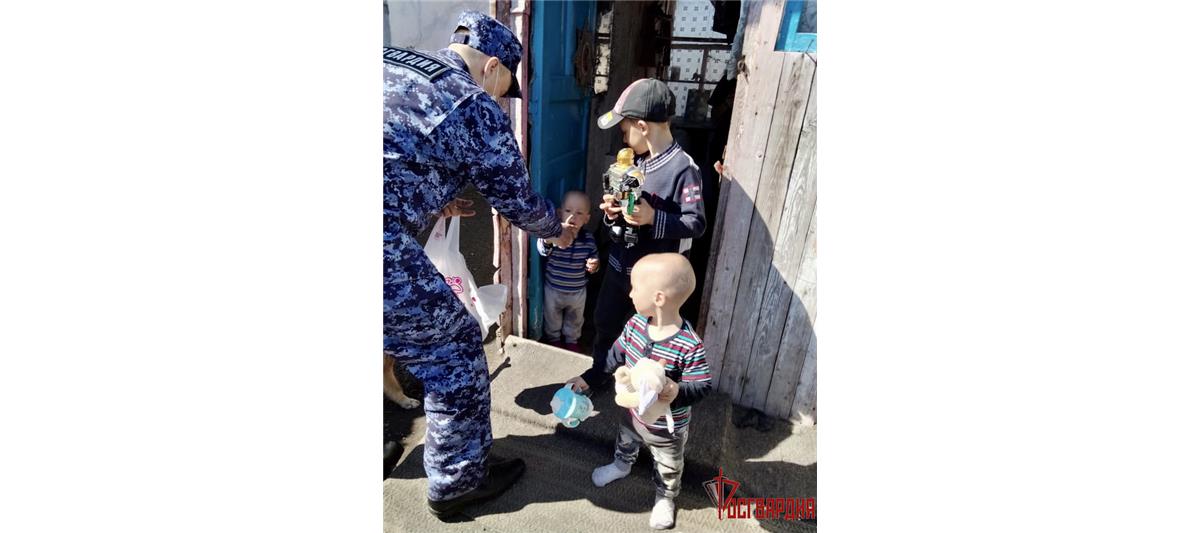 В Омской области в рамках ведомственной акции «День добрых дел» сотрудники Росгвардии оказали помощь нуждающимся семьям
