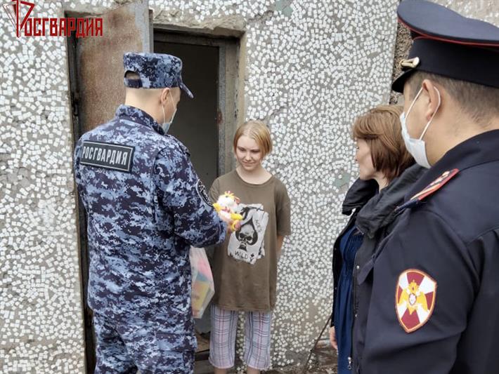 В Омской области в рамках ведомственной акции «День добрых дел» сотрудники Росгвардии оказали помощь нуждающимся семьям