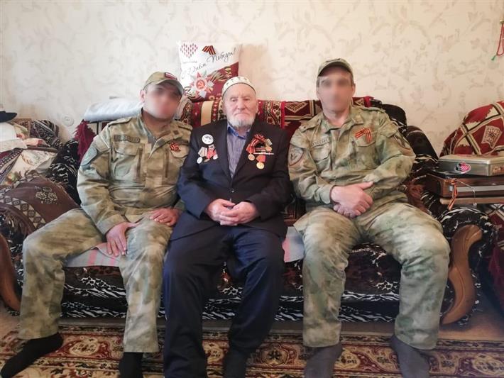 Росгвардейцы Дагестана поздравили ветеранов с Днем Победы