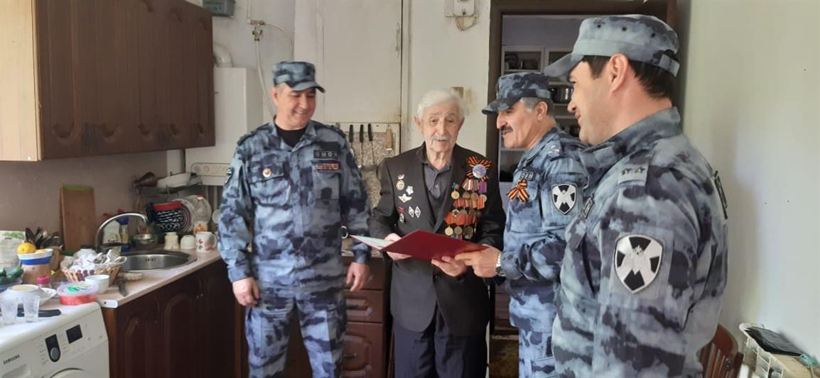 Росгвардейцы Дагестана поздравили ветеранов с Днем Победы