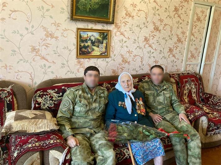 Росгвардейцы Дагестана поздравили ветеранов с Днем Победы