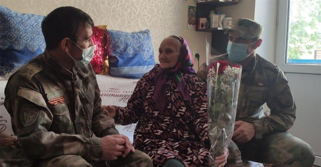 Росгвардейцы Дагестана поздравили ветеранов с Днем Победы