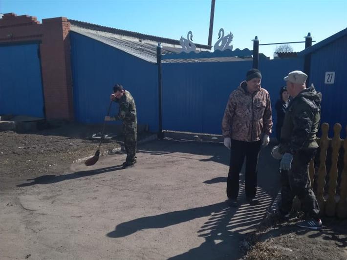 В Омской области в рамках акции «День добрых дел» сотрудники Росгвардии оказали помощь семьям ветеранов ведомства