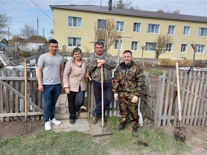 В Омской области в рамках акции «День добрых дел» сотрудники Росгвардии оказали помощь семьям ветеранов ведомства