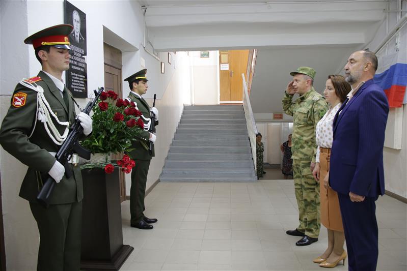 В Кабардино-Балкарии открыта мемориальная доска погибшему офицеру войск правопорядка