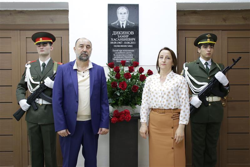 В Кабардино-Балкарии открыта мемориальная доска погибшему офицеру войск правопорядка