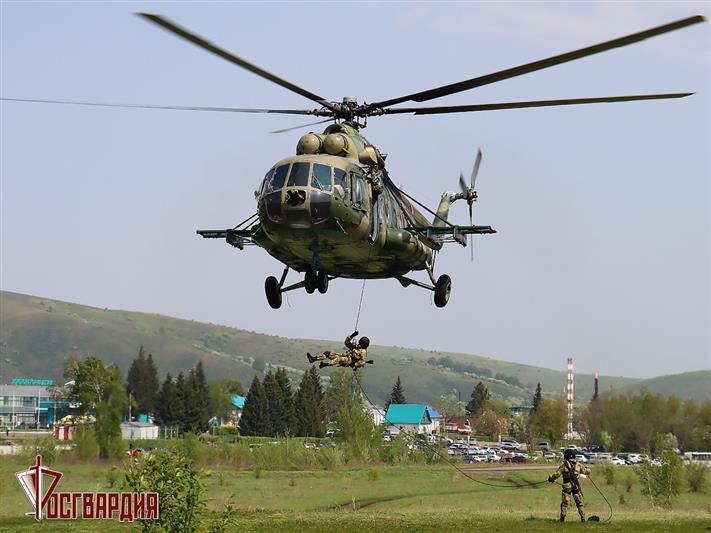 На Алтае прошла совместная тренировка спецподразделений Росгвардии по беспарашютному десантированию 