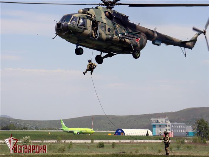 На Алтае прошла совместная тренировка спецподразделений Росгвардии по беспарашютному десантированию 