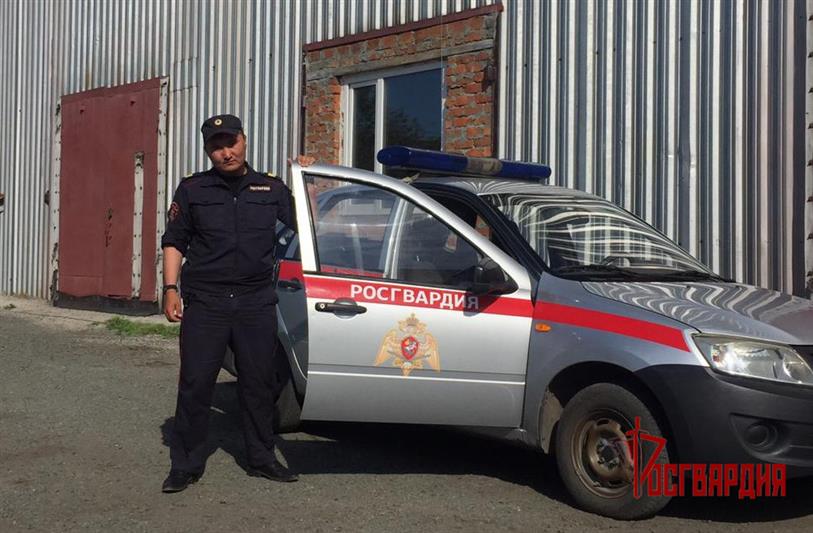 В Зауралье росгвардеец пришел на помощь пожилой женщине, в доме которой произошел пожар 