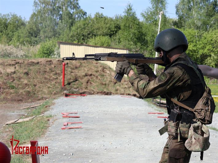 Военнослужащие Уральского округа Росгвардии стали обладателями краповых беретов