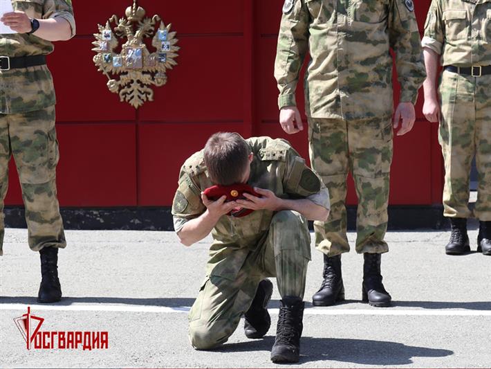 Военнослужащие Уральского округа Росгвардии стали обладателями краповых беретов